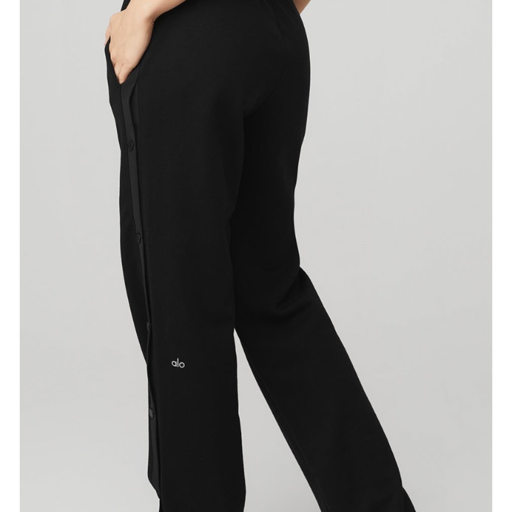 Preowned good condition Alo Courtside tearaway snap pants. Only wore once.
